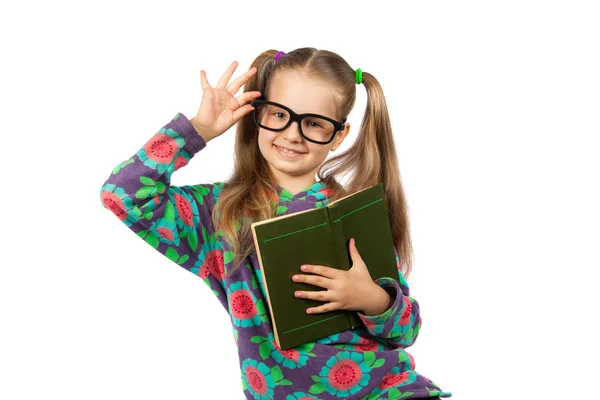 Menina com óculos lendo um livro — Fotografia de Stock