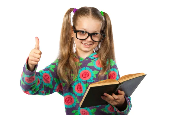 Meisje met bril die een boek leest — Stockfoto