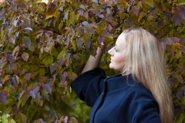 genç kadın sarı sonbahar Park