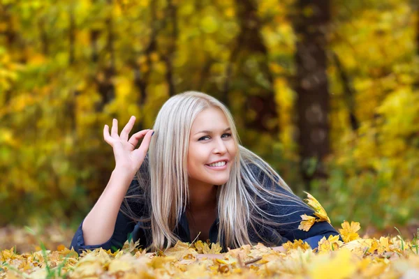 Young woman in yellow autumn park — Stock Photo, Image