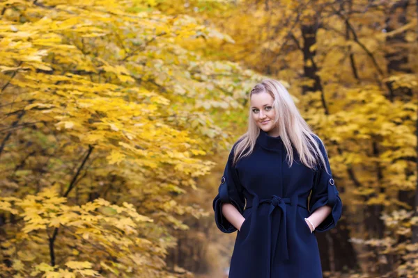 Young woman in yellow autumn park — Stock Photo, Image