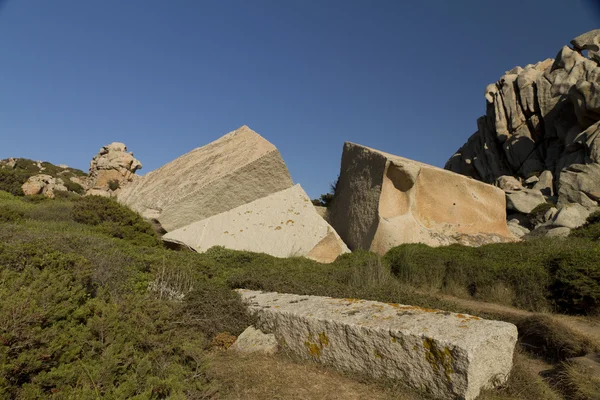 Rocha granítica dividida gigante — Fotografia de Stock