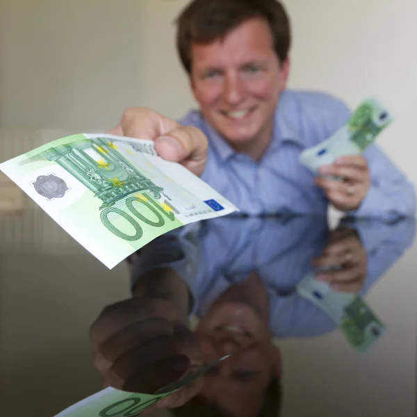 100 euro vererek — Stok fotoğraf
