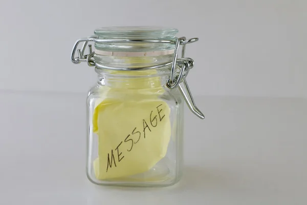 Mensagem em uma garrafa fundo branco — Fotografia de Stock