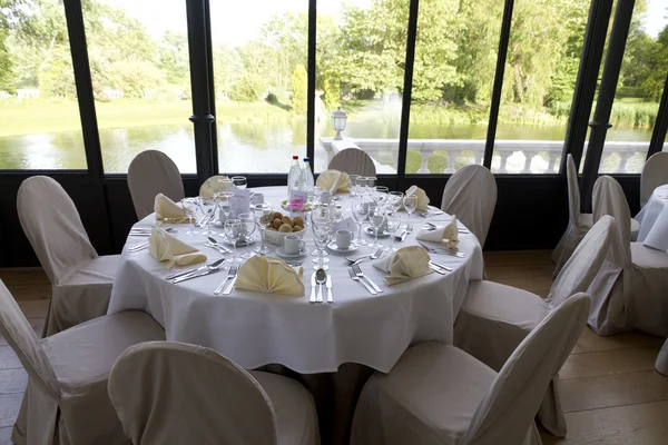 Ingerichte ronde tafel — Stockfoto