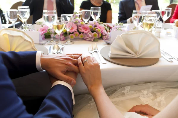 Mãos casal na mesa — Fotografia de Stock