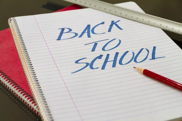 Volver a la escuela escrito en cuaderno con lápiz y lápiz — Foto de Stock