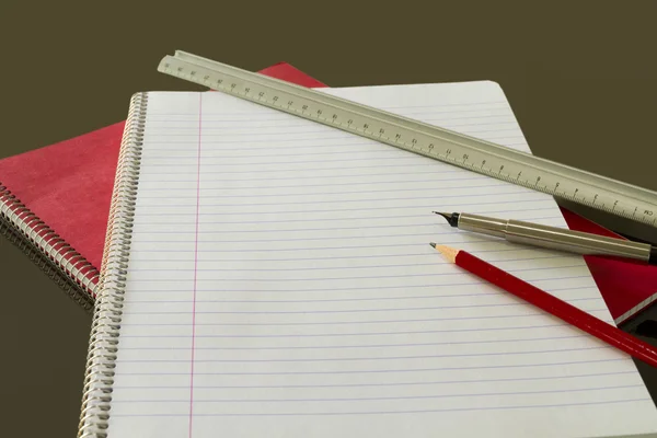 Prázdný zápisník s pera, tužky a lamela — Stock fotografie