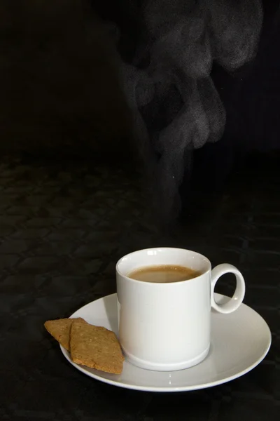 Heiße Dämpfung Kaffee in weißer Tasse mit Keksen — Stockfoto