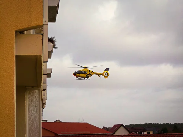 Let Vrtulníkem Rezidenční Čtvrti — Stock fotografie