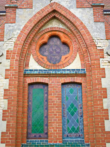 18世紀から福音派の村の教会のバラの窓 — ストック写真