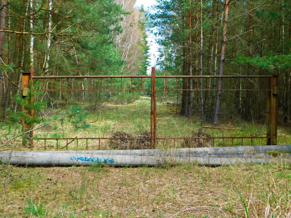 Verroeste Poort Toegang Tot Een Verlaten Trainingsterrein — Stockfoto