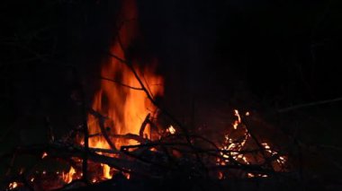 Geceleri şenlik ateşi