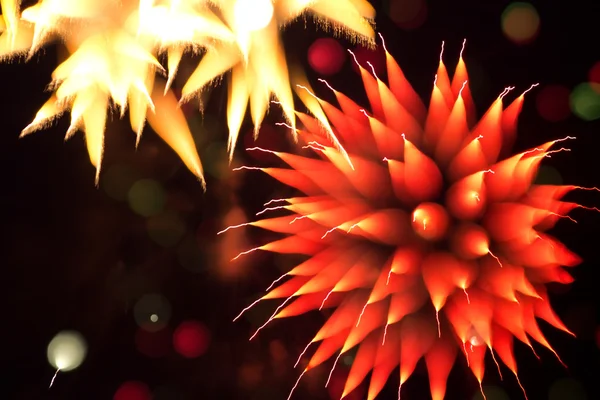 Fuegos artificiales abstractos en el cielo nocturno — Foto de Stock