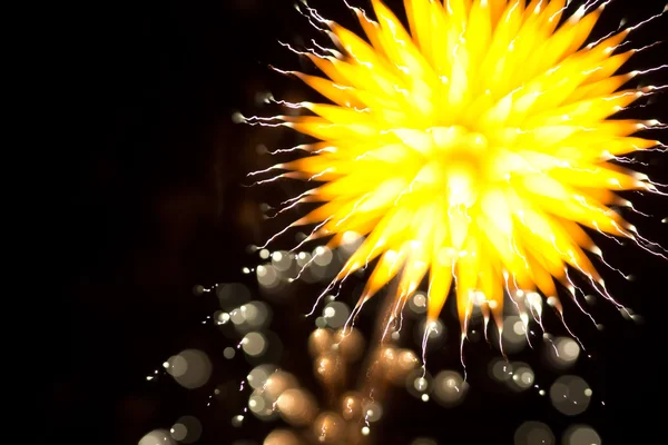 Fuegos artificiales abstractos en el cielo nocturno — Foto de Stock