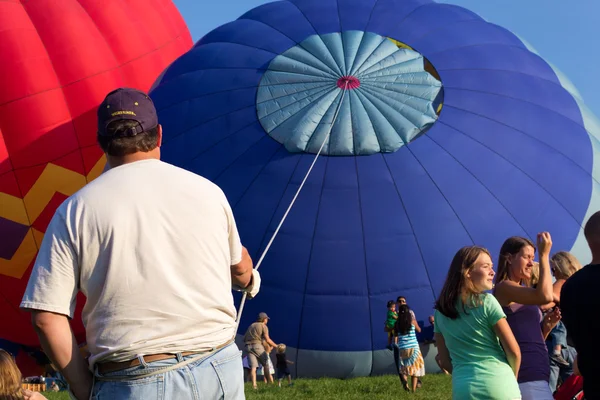 METAMORA, MICHIGAN - 24 AOÛT 2013 : Lancement de montgolfières colorées lors des Metamora Country Days et du Hot Air Balloon Festival . — Photo
