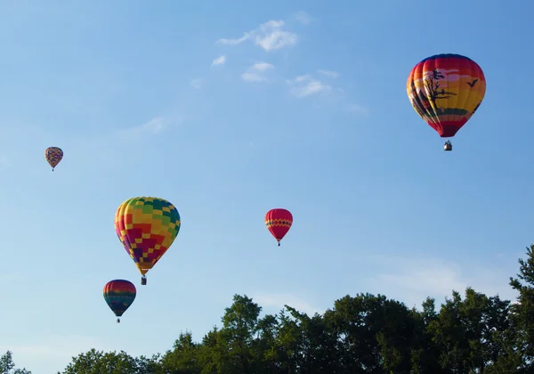 METAMORA, MICHIGAN - AUGUST 24 2013: Colorful hot air balloons launch at the annual Metamora Country Days and Hot Air Balloon Festival. — Stock Photo, Image