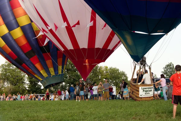 Metamora, michigan - Ağustos 24 2013: renkli sıcak hava balonları Başlat yıllık metamora ülke gün ve sıcak hava balon Festivali. — Stok fotoğraf