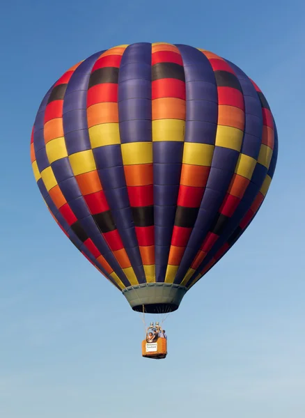 METAMORA, MICHIGAN - AGOSTO 24 2013: Lançamento de balões coloridos de ar quente no anual Metamora Country Days and Hot Air Balloon Festival . — Fotografia de Stock