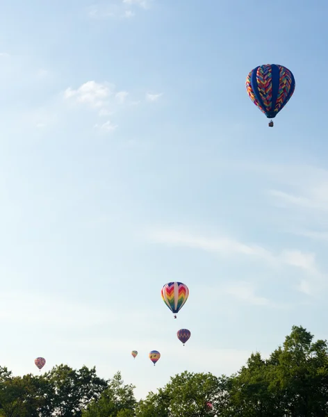 Kleurrijke hete lucht ballonnen lanceren op de jaarlijkse metamora land dagen en hete lucht ballonfestival. — Stockfoto
