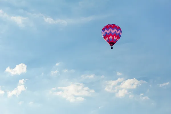 Bunte Heißluftballons starten bei den jährlichen Metamora-Ländertagen und dem Heißluftballonfestival. — Stockfoto