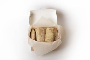 İçinde et ve süzme peynir olan krepler.