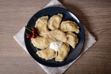  Kirazlı hamur köfteleri sebzeli lahana, domuz etli hindi eti. Geleneksel bir Rus yemeği. Lezzetli ve sağlıklı kahvaltı..