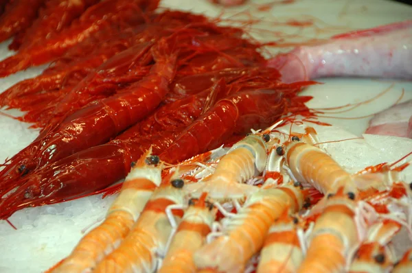 Crevettes rouges et blanches au marché — Photo