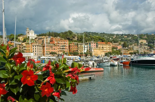 Puerto en la pequeña ciudad de Santa Maria Liguria, Italia —  Fotos de Stock