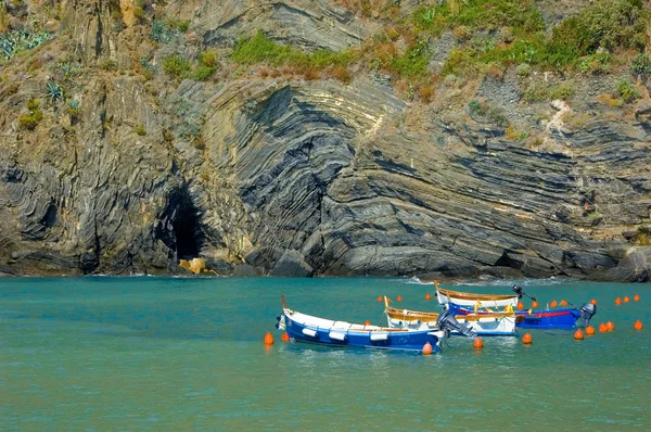 kayalıklardan yakınındaki tekneler