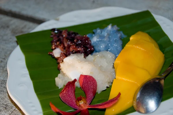 Sweet steamed rice and fresh mango — Stock Photo, Image