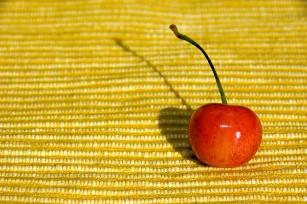 berry üzerinde sarı kumaş kiraz