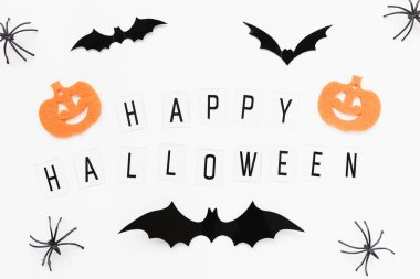 Beyaz arka planda balkabakları, örümcekler ve yarasalar