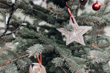 DIY Noel ağacına el yapımı süsleme