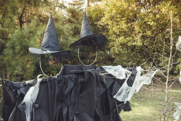 Хэллоуин украшение ведьмы пугало. Идеи декора двора и фотозоны — стоковое фото