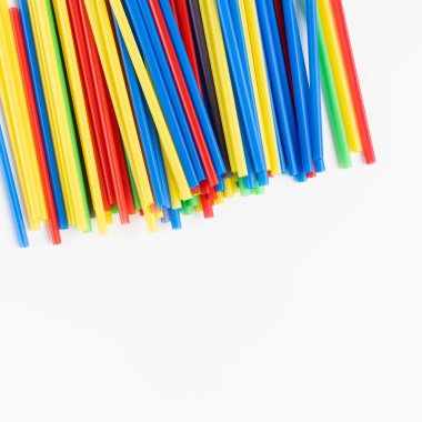Beyaz arkaplanda plastik pipetler, çevre kavramı