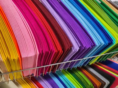 Hobi dükkanında farklı renkte keçe örnekleri