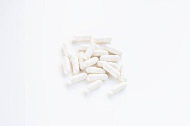 Beyaz arka planda kapsül hapı, ek konsept