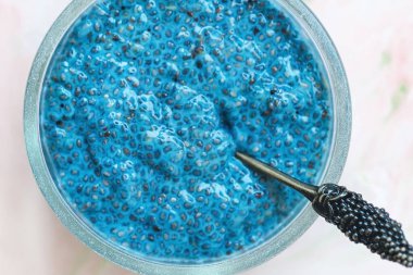 Mavi spirulina chia tohumlu puding kase. Superfood ve vegan konsepti