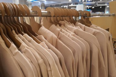 Bir mağazanın rafında gündelik cinsiyet ayrımcılığı olmayan kıyafetler.