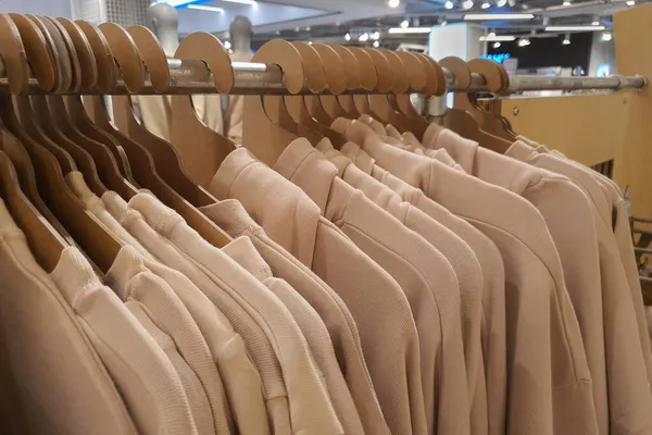 Bir mağazanın rafında gündelik cinsiyet ayrımcılığı olmayan kıyafetler.