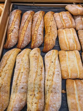 Bir fırında farklı türde baget ve çörekler.