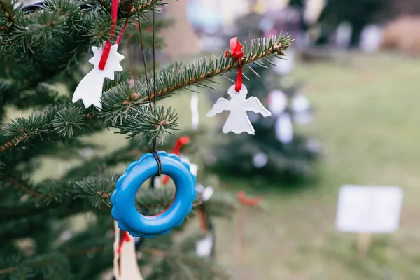老蹒跚学舌的戒指玩具作为圣诞树上的装饰品 — 图库照片