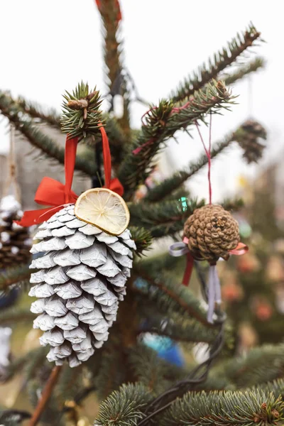 圣诞树上的DIY手工装饰 — 图库照片