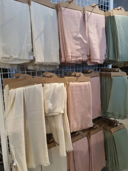 Escaparate de bufandas de mujer para el otoño invierno colgando en la tienda —  Fotos de Stock