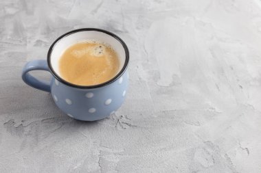 Gri arka planda retro fincanda bir fincan espresso.