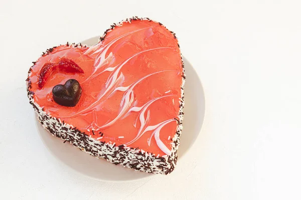 День святого Валентина торт в форме сердца с шоколадом — стоковое фото