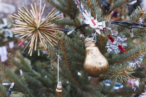 在圣诞树上涂了旧灯泡。DIY装饰 — 图库照片