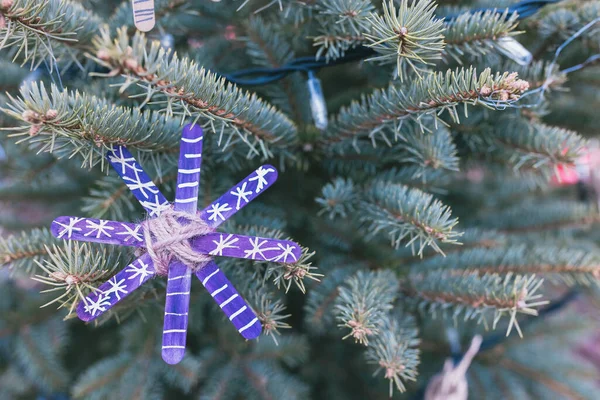 圣诞树上用木棍做的DIY手工装饰 — 图库照片