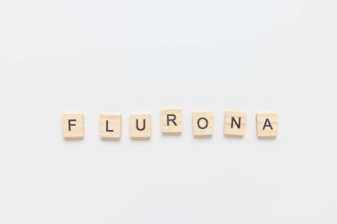 Beyaz arka planda FLURONA kelimesi. COVID ve grip çift enfeksiyon konsepti
